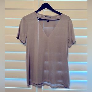 LIKE NEW Forever 21 Women’s V Neck Tee with Neckline Detailing (XS)